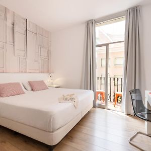 Chic & Basic Tallers Hostal